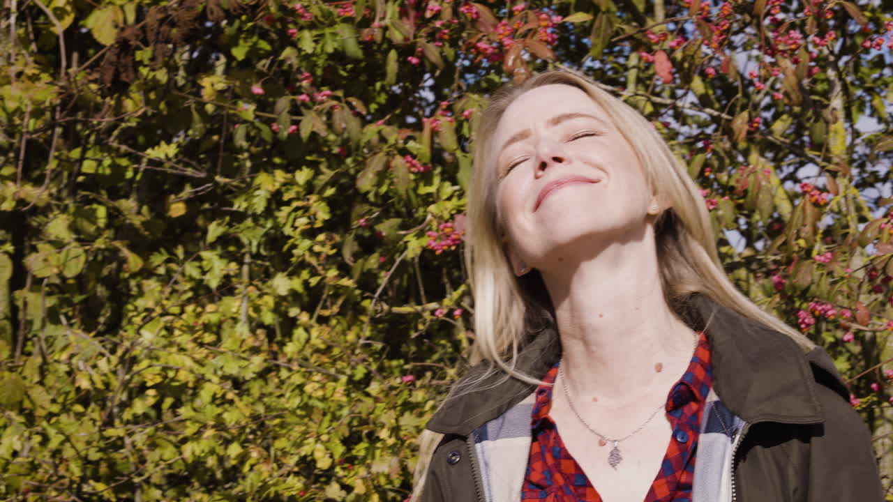 Donna bionda che si gode il sole autunnale