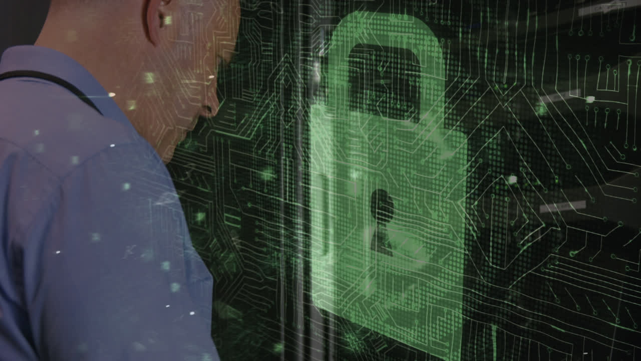 animación del símbolo del candado, a través de la placa base, hombre usando portátil en la sala de servidores y procesamiento de datos