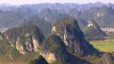 este metraje captura la impresionante vista aérea del valle de phong nam en cao bang, vietnam del norte