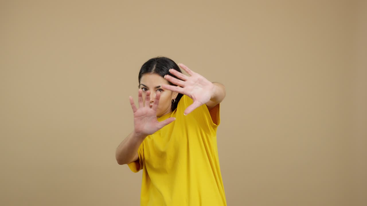 Giovane donna che fa un gesto di stop