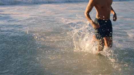 Eine-Vielfältige-Gruppe-Von-Freunden-Schwimmt-Bei-Sonnenuntergang-Im-Meer