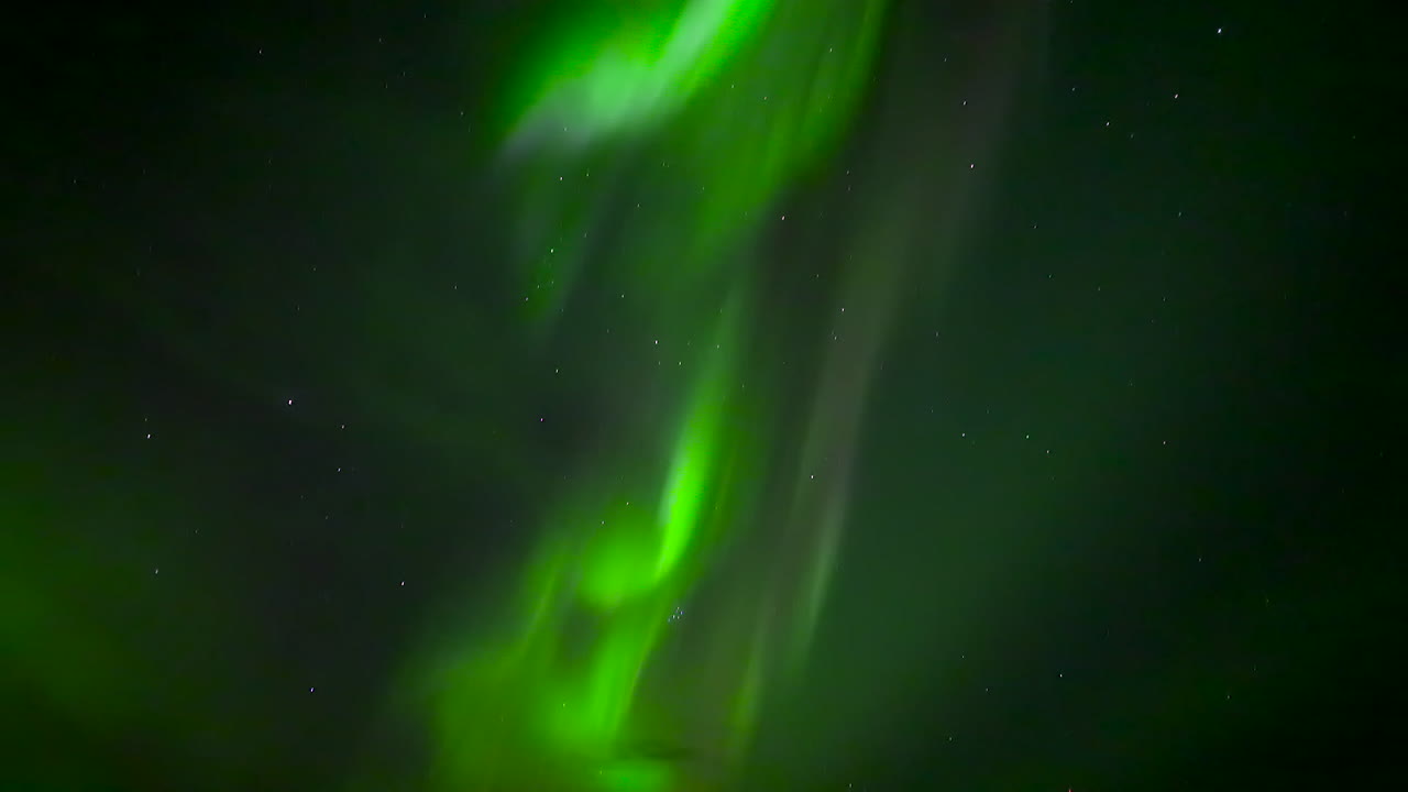aurora boreal verde en el cielo nocturno con estrellas
