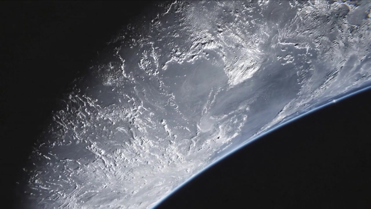 Schwenkende Kamera enthüllt eine im Orbit wachsende Erdsichel, die Wolken, den blauen Horizont und Blendung zeigt.