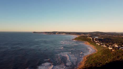 drone pan disparó sobre las olas del océano en la playa de forresters parque nacional wyrrabalong costa central nsw australia 3840x2160 4k