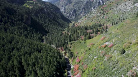 Toma-De-Revelación-Aérea,-Impresionante-Paso-De-Montaña-American-Fork-Canyon,-Utah