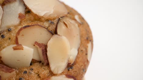 primer plano extremo de muffin de semillas de amapola de limón con almendras
