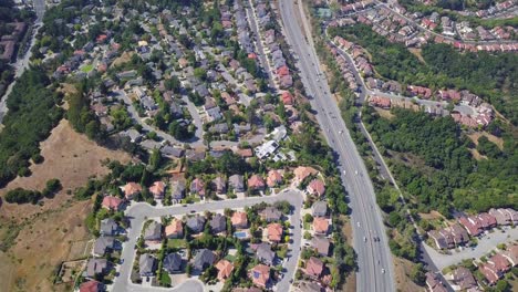 toma aérea de lapso de tiempo de casas y carreteras en los suburbios del condado de san mateo, área de la bahía de sf california, estados unidos