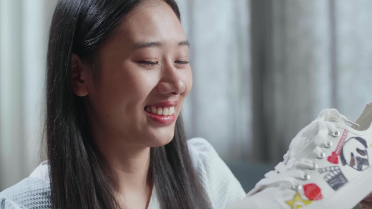 맞춤형 페인트 스니커 를 검사 하는 여자