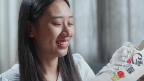 맞춤형 페인트 스니커 를 검사 하는 여자
