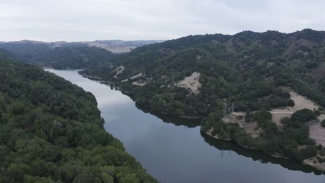 Wasserscheidenträume-An-Einem-Bewölkten-Tag-über-Wald-Und-Fluss