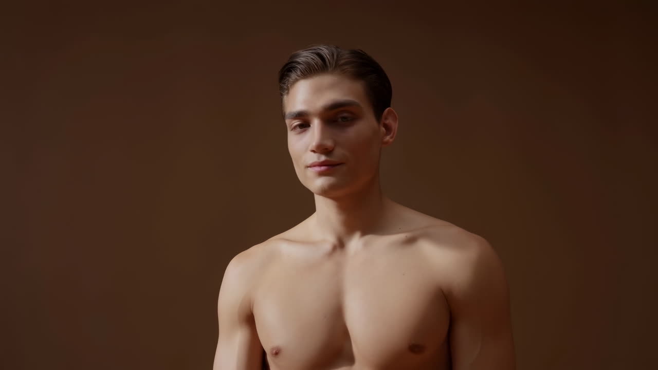 Un bell'uomo a torso nudo