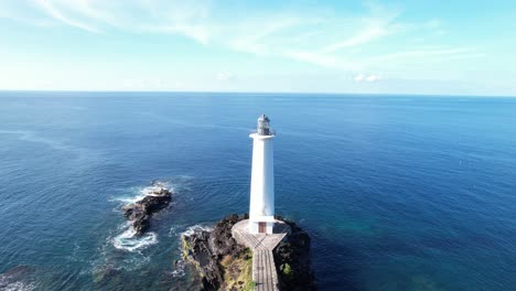 Rückwärts-Drohnenansicht-Des-Weißen-Leuchtturms-Am-Vieux-Fort,-Guadeloupe