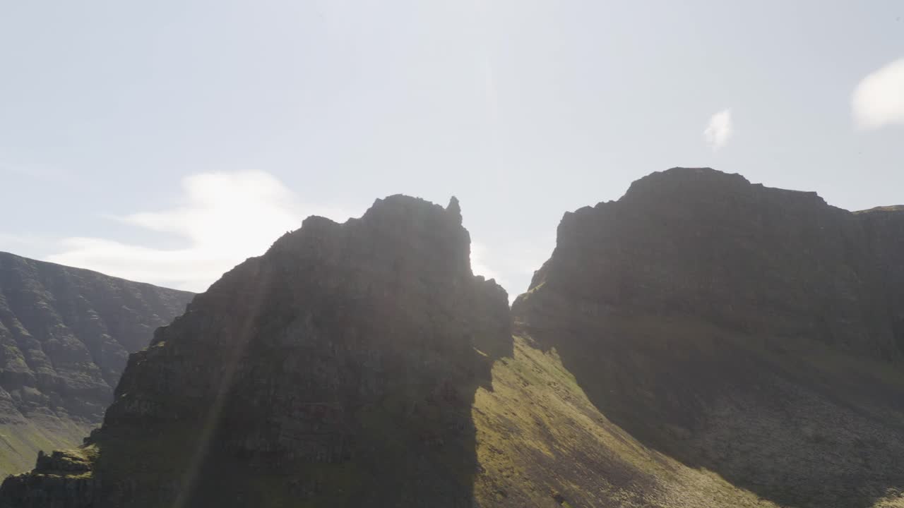 mirando hacia el pico de la montaña svalvogar en islandia en un día soleado de verano en la isla europea