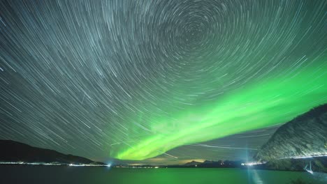 Cielo-Estrellado-Y-Aurora-Boreal-Sobre-El-Fiordo