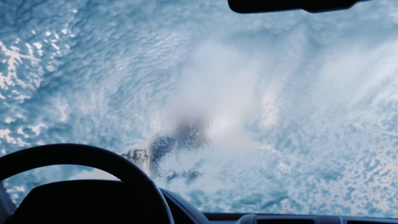 젊은 여성이 셀프 서비스 싱크대에서 세차를 합니다 2