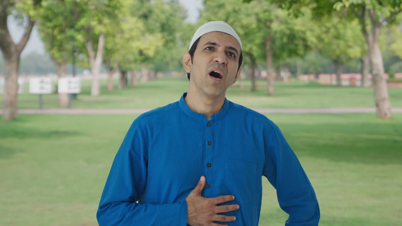 hombre musulmán enfermo que sufre de dolor de estómago en el parque