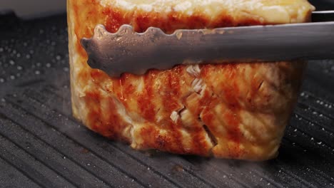 pecho de pollo a la parrilla en una parrilla