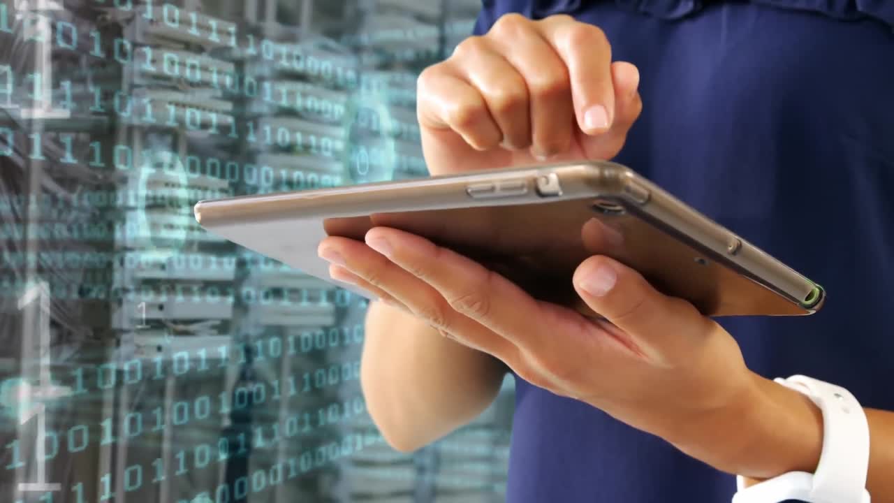 mujer usando tableta digital contra códigos binarios