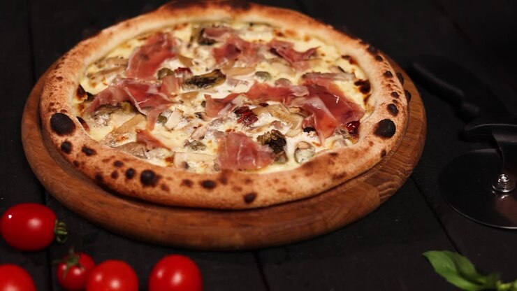 Deliziosa pizza fatta in casa con prosciutto e funghi