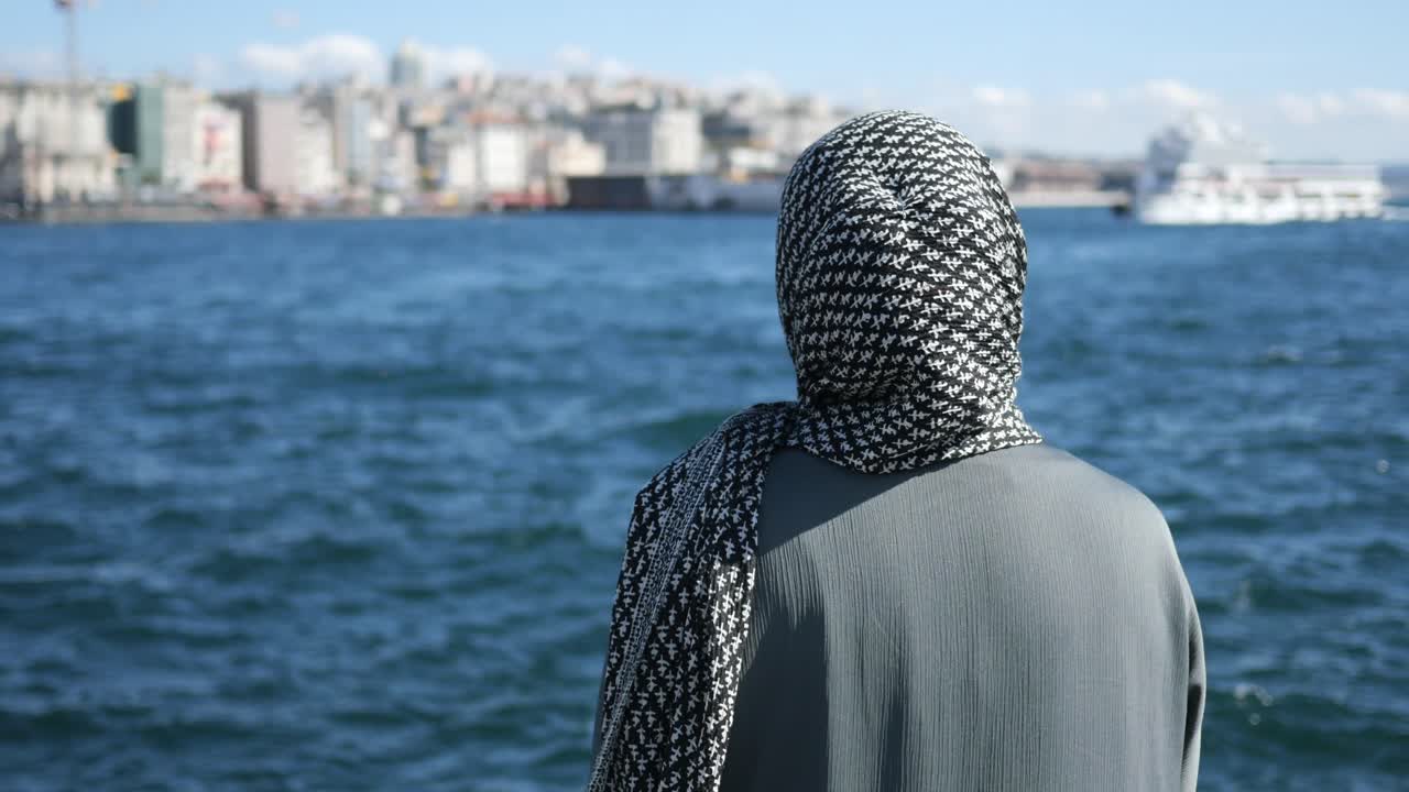 이스탄불 을 내려다보는 히자브 를 입은 여자