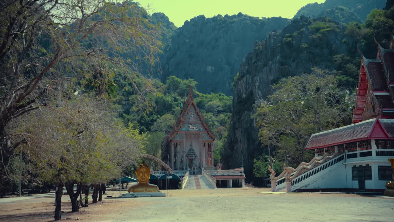 un templo en thialand en un valle rodeado de colinas de piedra caliza
