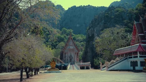 Ein-Tempel-In-Thialand-In-Einem-Tal,-Umgeben-Von-Kalksteinhügeln