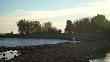 Ontariosee-Mit-Niedrigem-Wasserstand,-Freiliegenden-Felsen-Und-Boje-Auf-Dem-Festland,-Toronto