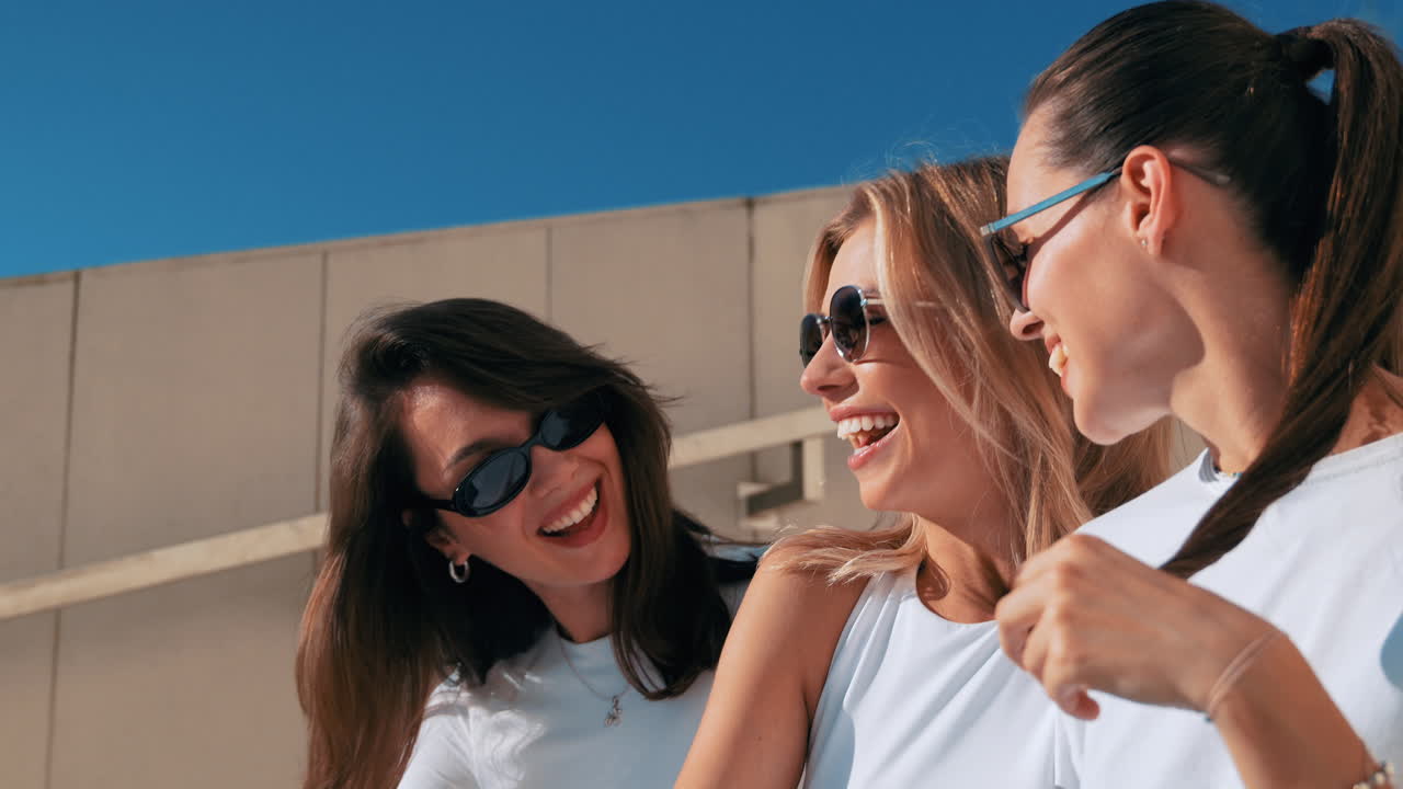 야외에서 세 명의 여자 친구