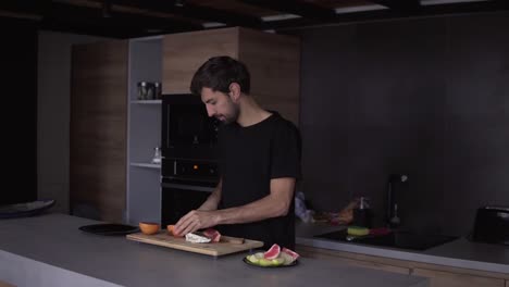 retrato de un hombre cortando pomelo en una tabla de cortar y bailes divertidos