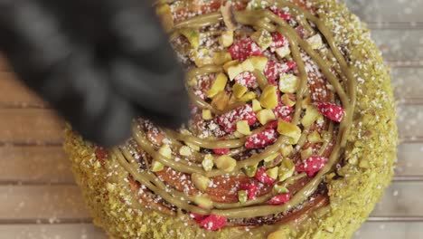 el donut de pistacho está decorado con nueces.