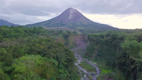 Luftaufnahme-Der-Steigung-Des-Merapi-vulkans-In-Indonesien-Und-Getrockneter-Lavapfad-Während-Wolken-Am-Himmel---Bego-Pendem,-Indonesien