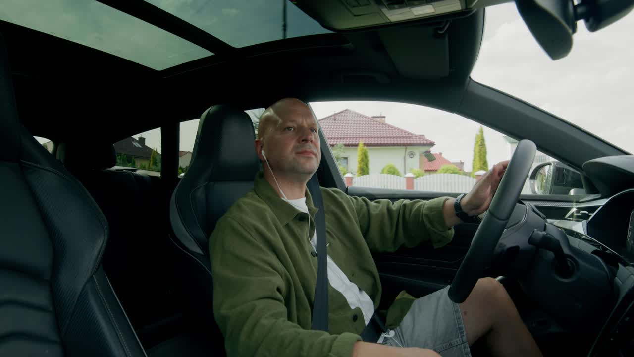 hombre conduciendo coche