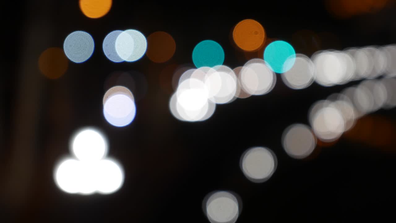 hermoso bokeh brillante en el fondo oscuro borroso por la noche. el redondo bokeh colorido brilla de las luces de los coches en la calle de la ciudad. fuera de foco con borroso. luces de la ciudad sin enfoque. bokeh de tráfico. concepto abstracto