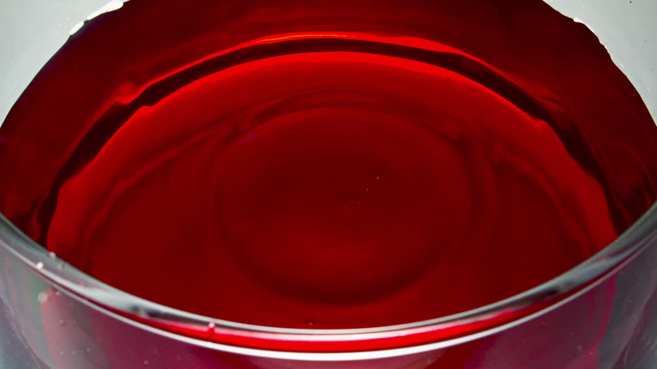 와인글라스가 천천히 떨어지는 물방울, 술에 취한 물방울이 장미 액체 매크로에 떨어지는 것.