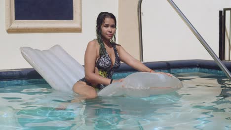 Modelo-De-Bikini-Sexy-Flotando-En-Un-Inflable-En-Una-Piscina