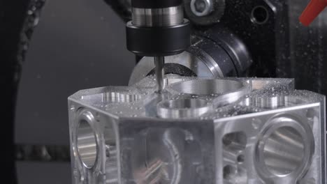 máquina de fresado cnc para metalurgia. corte de metal tecnología de procesamiento moderna.