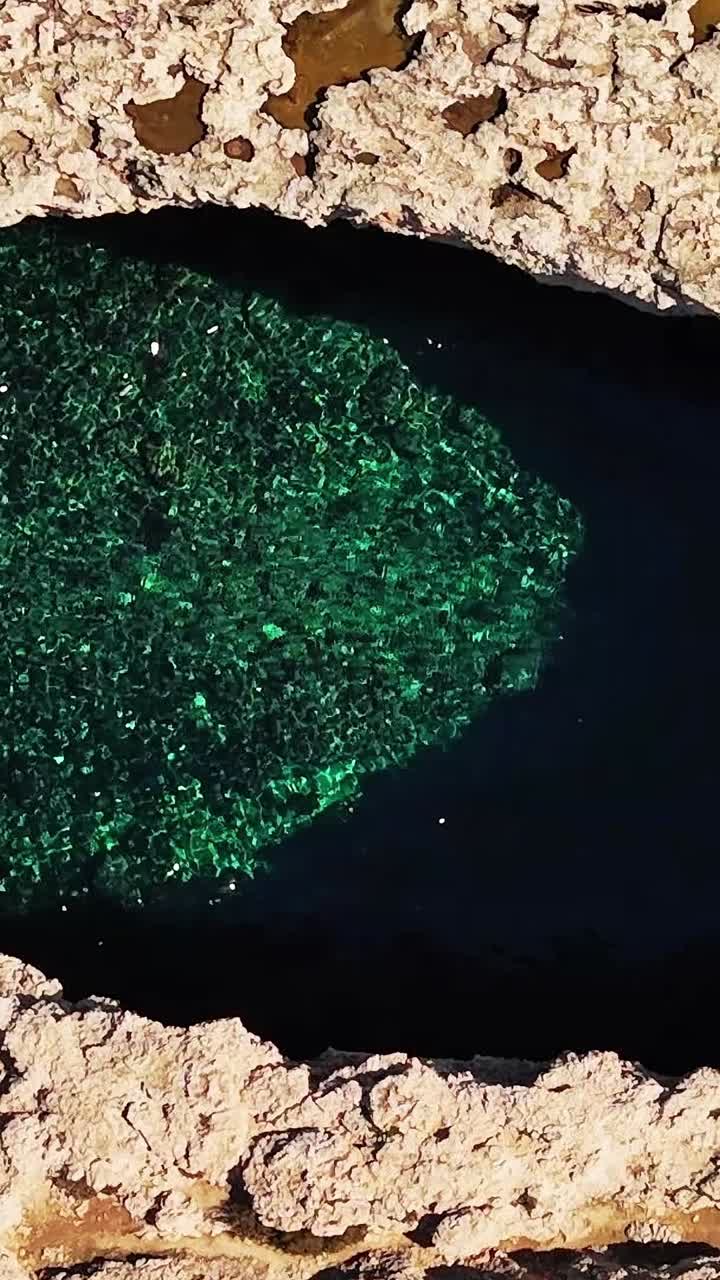 Visita a uma piscina natural em Malta com água cristalina e bordas rochosas