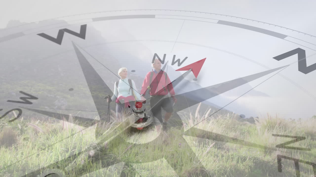 백인 노인 부부 가 산속 에서 손 을 잡고 나침반 을 돌리며 하이킹 하고 있다