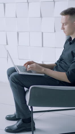 hombre trabajando en una computadora portátil en una oficina moderna