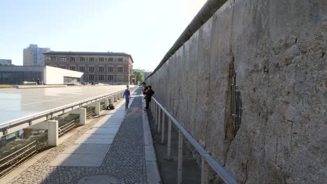 statische aufnahme entlang der berliner mauer