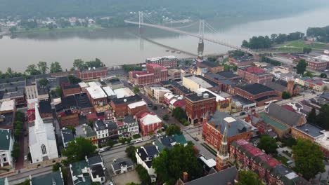 Maysville,-Kentucky-Historische-Innenstadt-Entlang-Des-Ohio-River-Mit-Der-Simon-Kenton-Memorial-Bridge