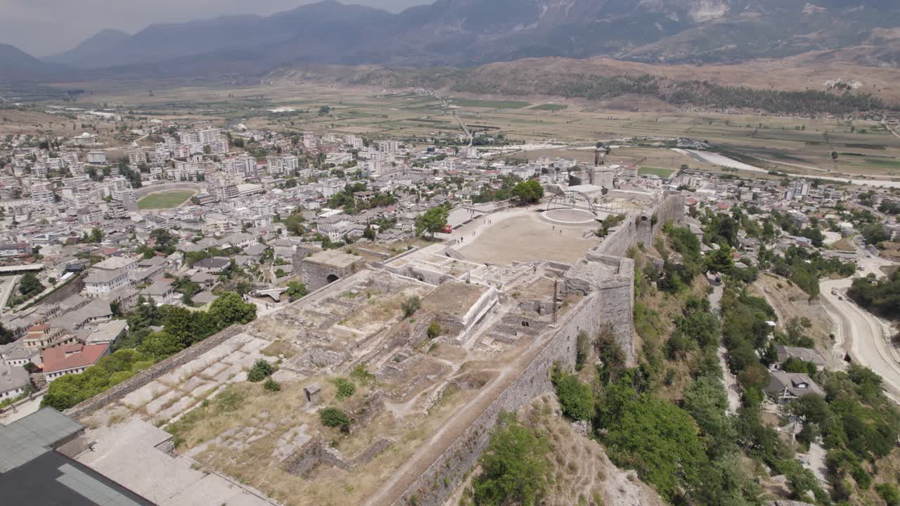 gjirokaster 요새, 언덕 꼭대기에 인상적인 돌 요새, 알바니아의 설정 샷