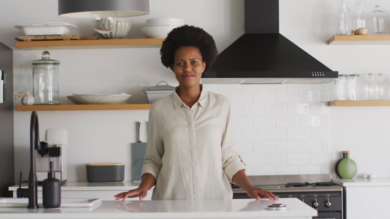 Ritratto di donna afroamericana felice in cucina