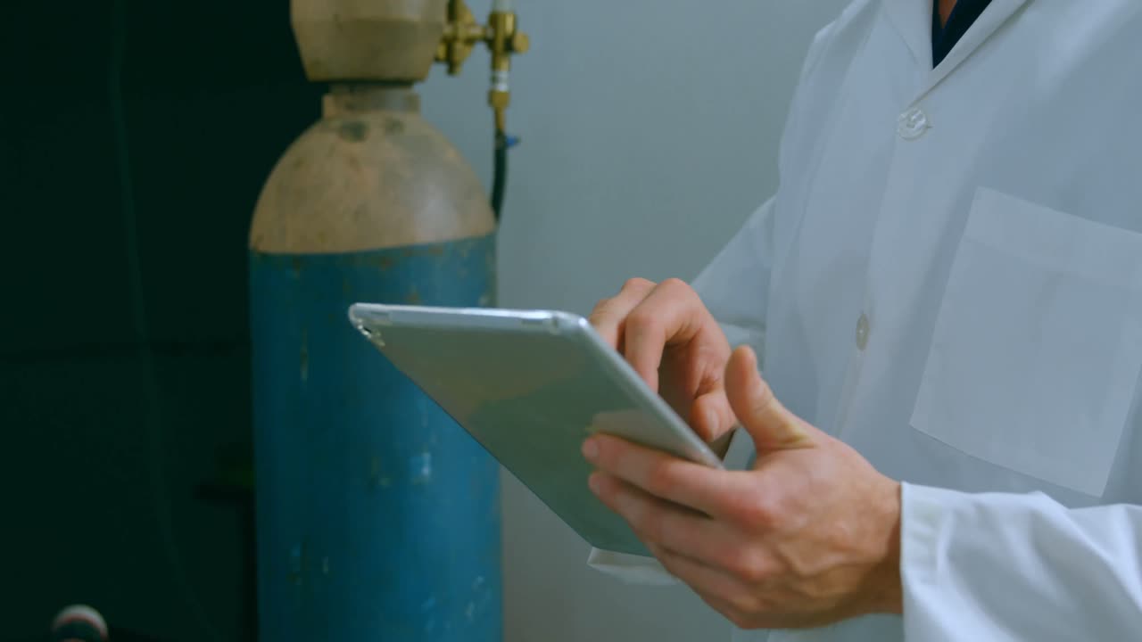 ingeniero robótico usando tableta digital en el almacén 4k