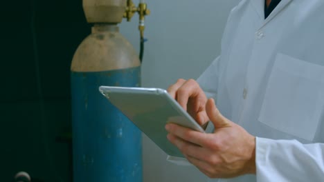 ingeniero robótico usando tableta digital en el almacén 4k