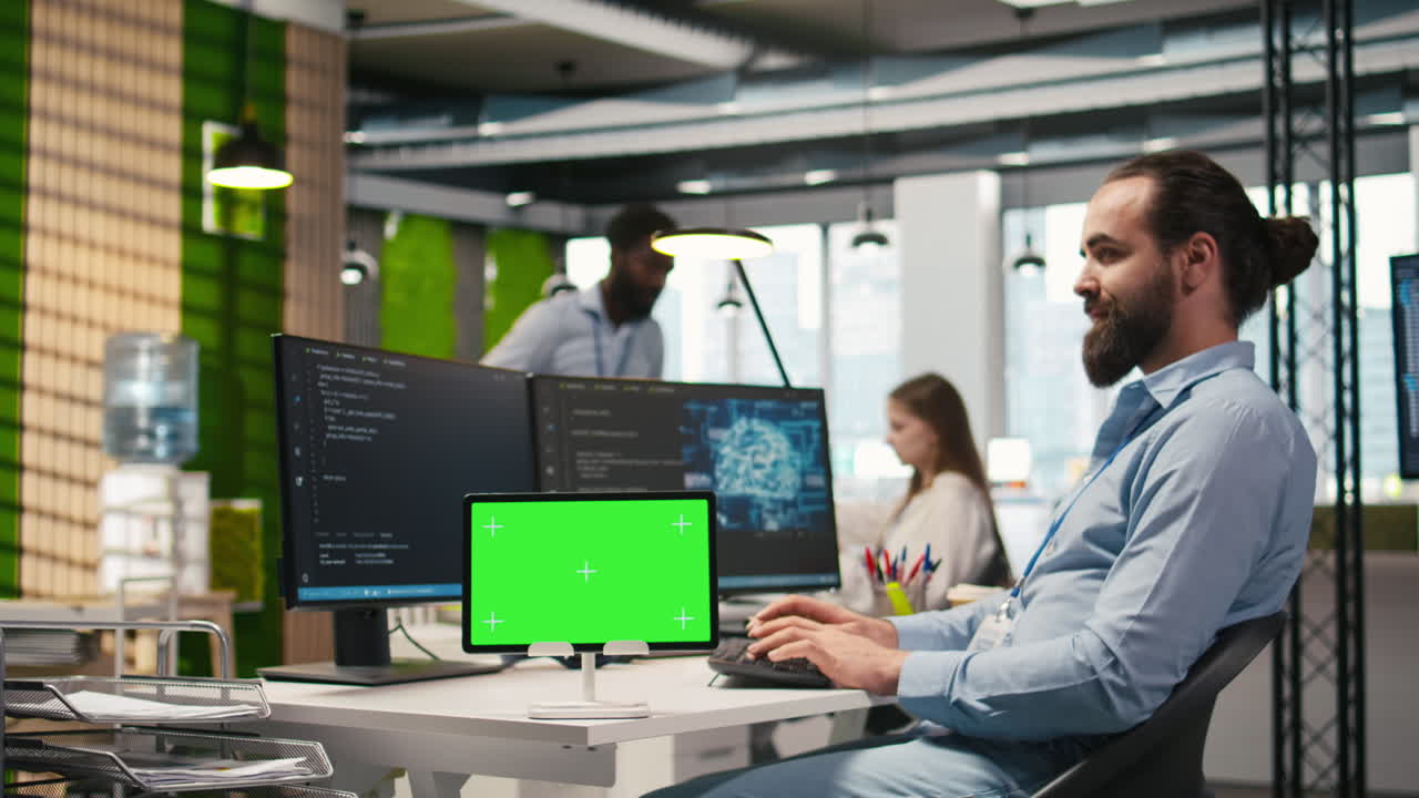 Techniker entwickelt Anwendungen mit Chroma-Key-Tablet, integriert KI.