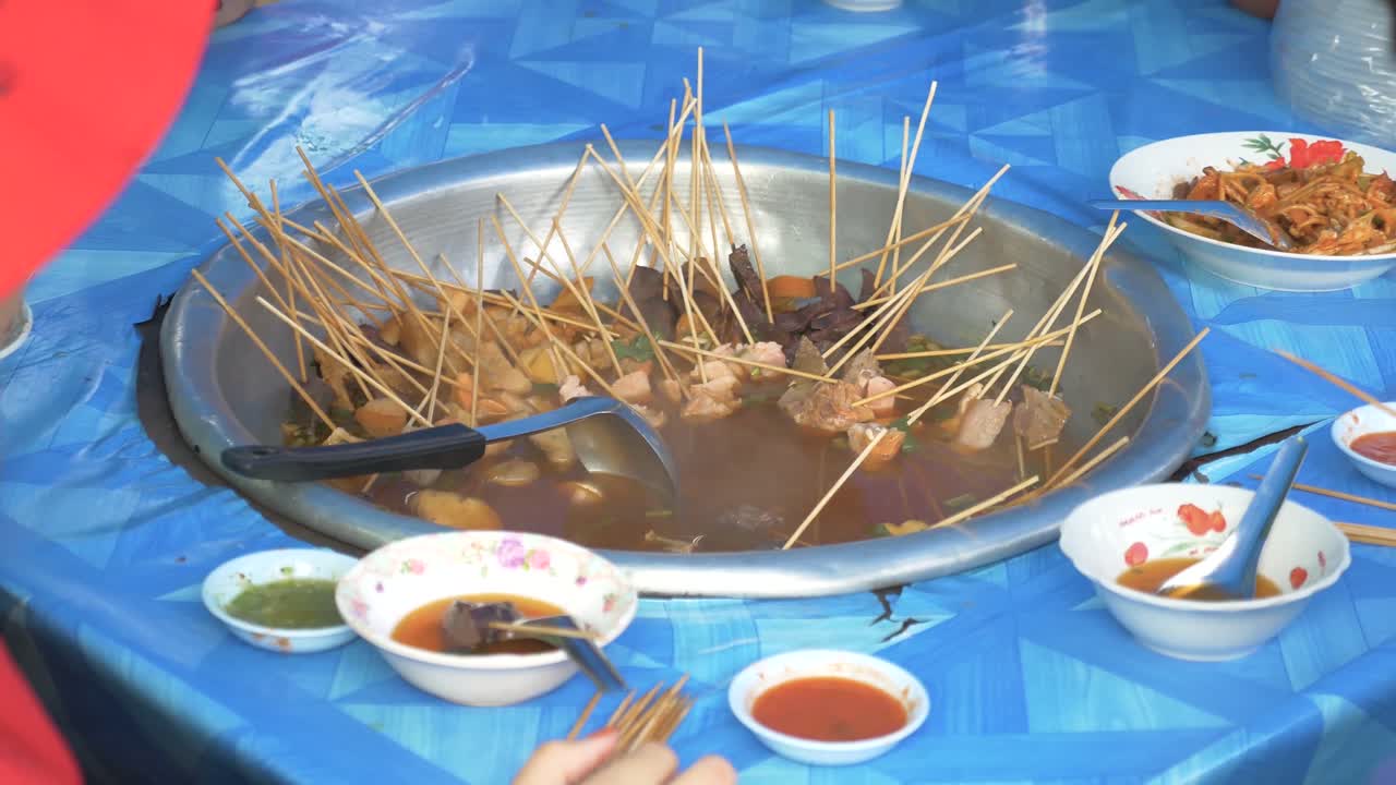 태국 상클라부리에서 인기 있는 길거리 음식인 미얀마 스타일 돼지고기 스틱 핫팟의 클로즈업 영상