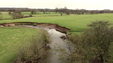 Una-Vista-De-La-Flecha-Del-Río-Que-Atraviesa-Warwickshire,-Inglaterra-En-Un-Frío-Día-De-Invierno