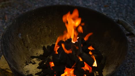 Brennende-Holzkohle-Im-Alten-Grill-Für-Ein-Abendliches-Treffen-Mit-Freunden-1