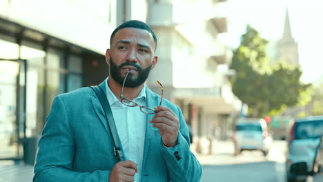 teléfono, pensando y un hombre de negocios caminando